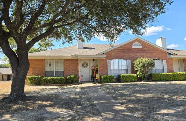 Midway ISD Duplex - 915 Vanessa Drive, Hewitt, TX 76643