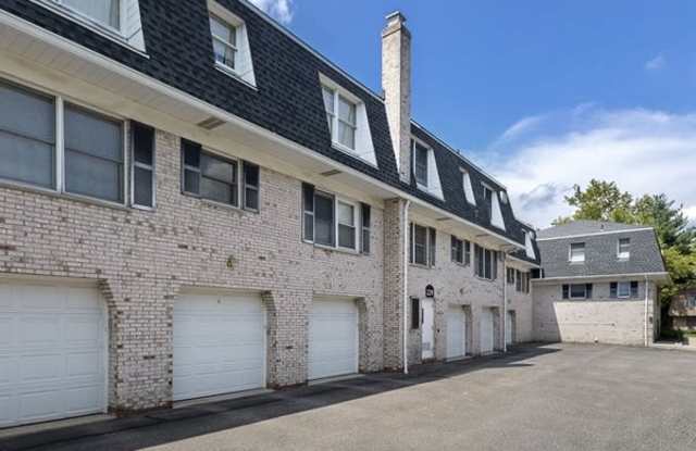 Village on the Green Apartments Gallery 3