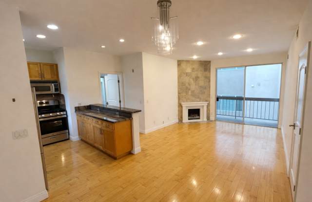 Top-Floor 2BR/2BA in Quiet Building w/ Rooftop Patio photos photos
