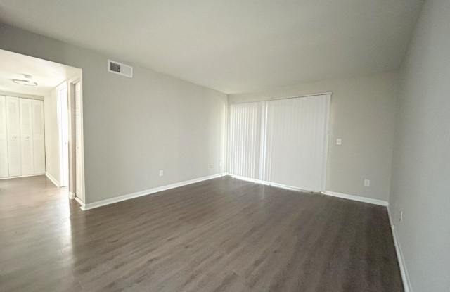 Updated, spacious 1st floor - 1 Bed, 1 Bath Condo close to Lynx Blue line, shopping, restaurants Gallery 4