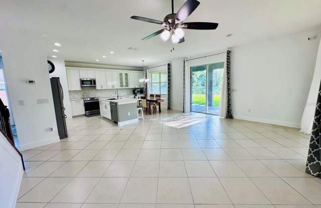 10726 CABBAGE TREE Loop Gallery 2