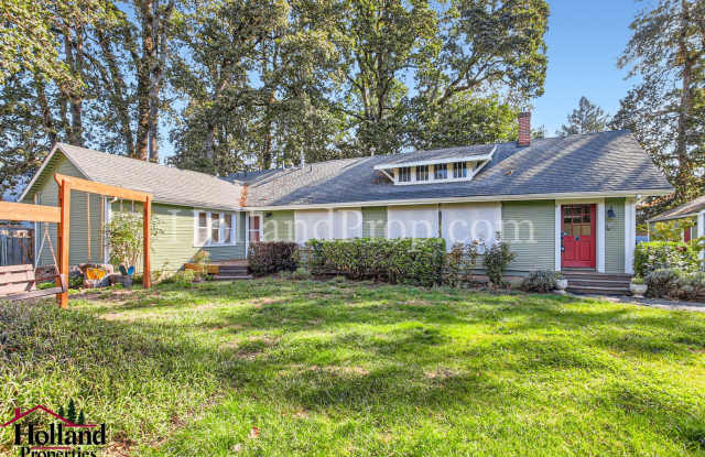Charming Hillsboro Retreat: Cozy Single-Level Home with Greenhouse & Kids' Clubhouse! photos photos