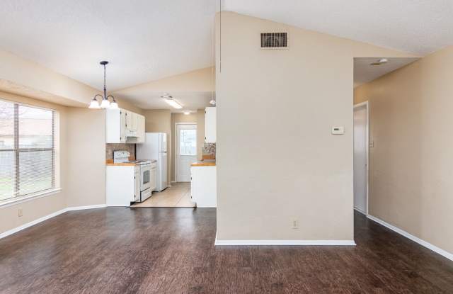 CUTE SMALL HOME 2/1/1 Gallery 4