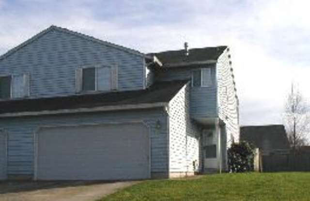 Townhome with Private Bathrooms, Fully Fenced Yard, and Included Landscaping - 16403 Northeast 9th Way, Clark County, WA 98684