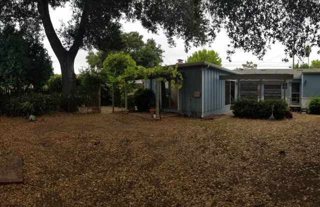 5 bedrooms 2 baths close to campus and huge Backyard! Gallery 3