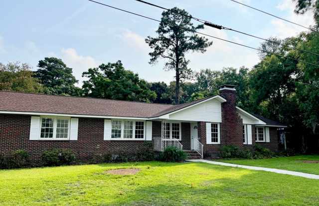 Charming 3 bed, 2 bath on Corner Lot in Old Pooler Gallery 3