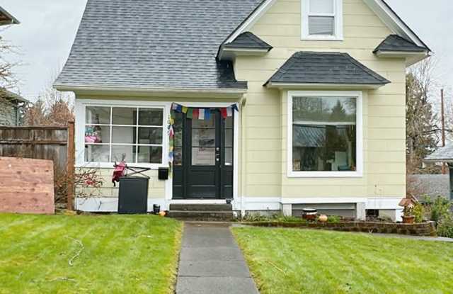 PRELEASE:  4+bdrm/1bath near WWU + Sehome Hill photos photos