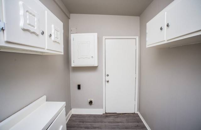 Spacious 4 Bed 2 Bath with Big Backyard Gallery 3