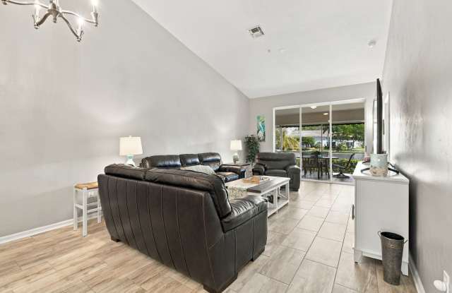 ** BRIARWOOD ** 3 BED / 2.5 BATH - GARAGE - CENTRAL NAPLES - TURNKEY - SEASONAL OR SHORT TERM Gallery 4