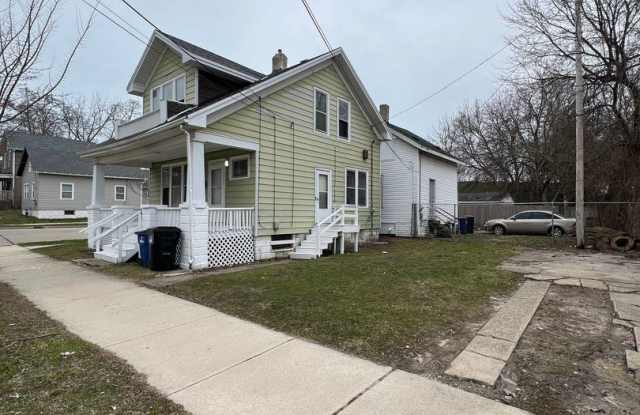3 Bedroom Single Family - 903 12th Street, Racine, WI 53403 3 Bedroom Single Family - 903 12th Street, Racine, WI 53403