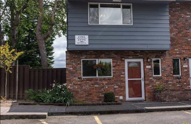 Townhome for Rent –Spacious, Modern, and Backing Up to Gresham Golf Course - quiet! pets ok - 1761 Northeast 19th Street, Gresham, OR 97030