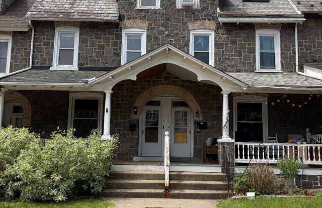 312 RACE Street Gallery 4