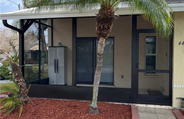 5111 SW Courtyards Court unit: 44 photos photos