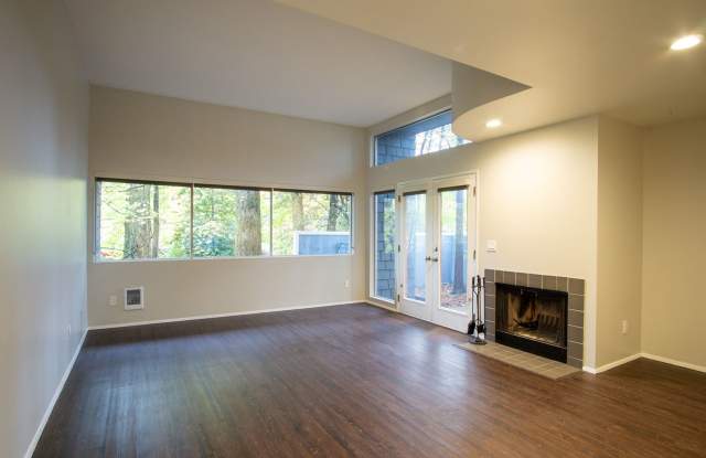 Nicely Updated Lake Oswego 1Bdr w/Fireplace, Dishwasher, W/D & Patio! photos photos