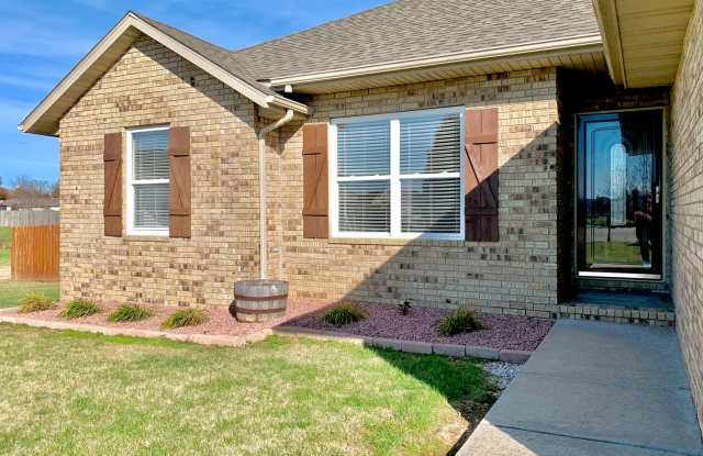 Beautiful very spacious 3 bedroom 2 bath home in Rogersville with a lake view! This is a must see! Too much beauty to caption! Gallery 3