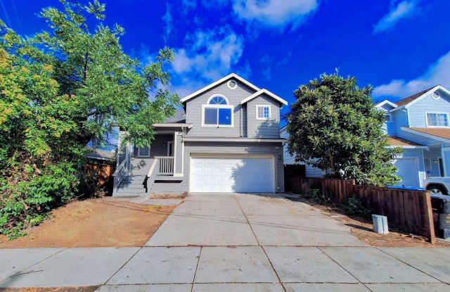 Beautiful Tri-level 4bd House w/Attached Garage & Low Maintenance Yards photos photos Beautiful Tri-level 4bd House w/Attached Garage & Low Maintenance Yards photos photos