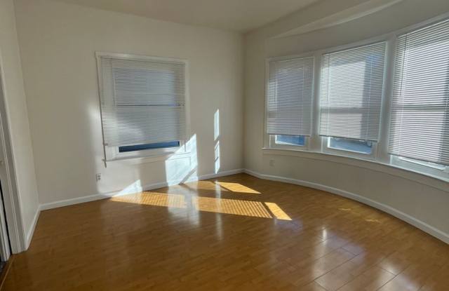 Adorable 2/1 duplex with in unit laundry in a shared outdoor space! Gallery 1