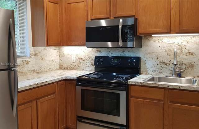 818 SW 4th St - 818 Southwest 4th Street, Fort Lauderdale, FL 33312