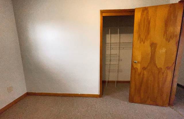 1805 E Indiana Ave - Spacious 3BR Home with Garage, Large Yard, Deck & Patio Gallery 4