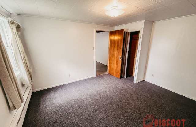 Charming 4-Bedroom Home with Fenced Yard & Garage Gallery 4