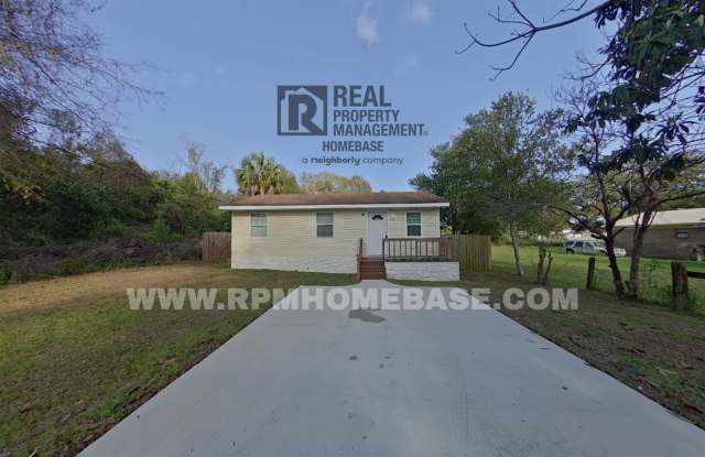 360 Virtual Tour! 2 bed, 1 bath on large lot with fenced in backyard! photos photos