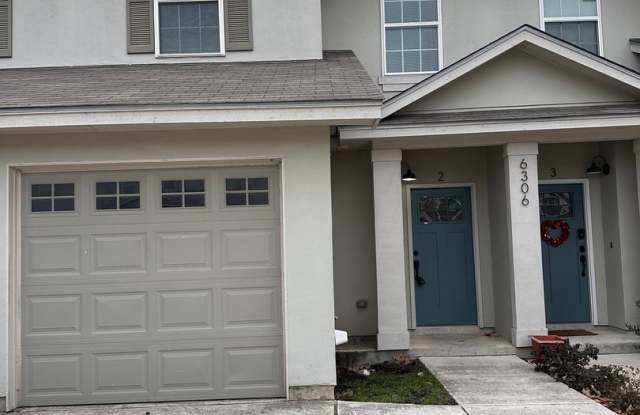 Beautiful Townhome Convenient to Randolph, New Braunfels, and more photos photos