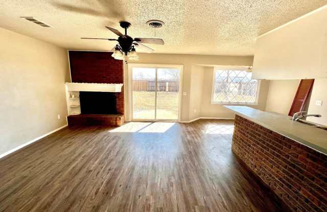 Great 3 bed 2 bath 1 car garage available now Gallery 3