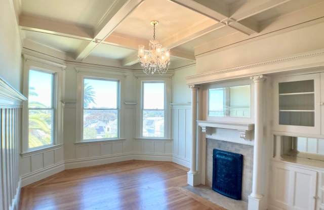 TOP FLOOR 4/2. In-Unit Laundry! Dishwasher! Hardwood! GREAT LOCATION! photos photos