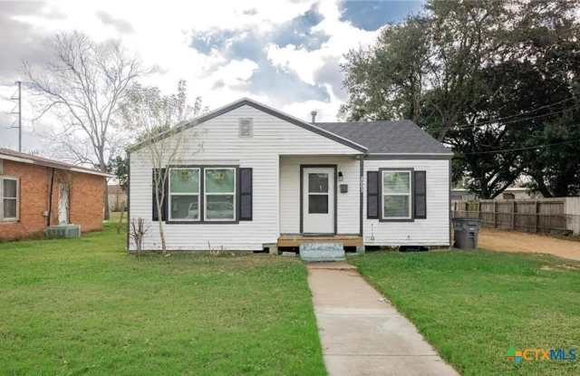 2003 Woodlawn Street unit: Front - 2003 Woodlawn Street, Victoria, TX 77901