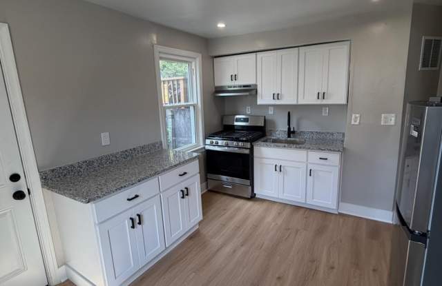 5210 HAYES NE Gallery 2
