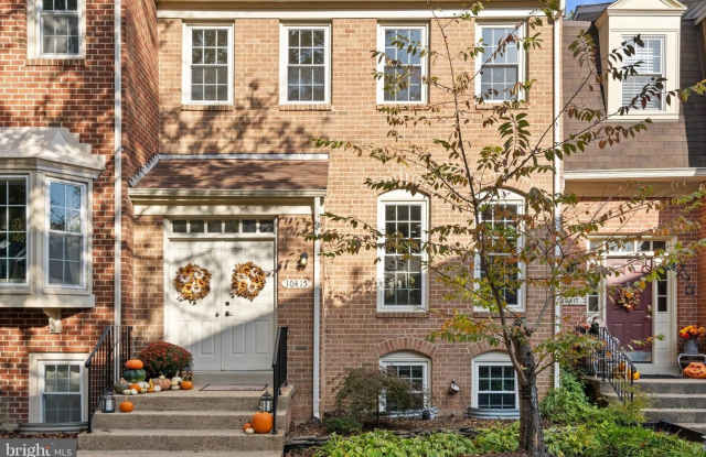 10415 CARRIAGEPARK CT - 10415 Carriagepark Court, Kings Park West, VA 22032