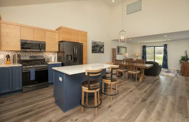 2487 Hadley Hills Gallery 3