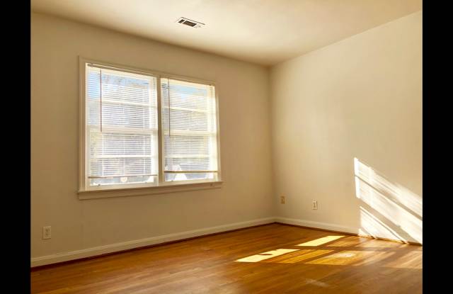 3 Bed 1 Bath in East Point!! Gallery 4