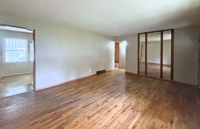 7215 S 71st Ave – 3 Bed/1 Bath in Papillion La Vista Schools | Hardwood Floors, Fenced Yard, Detached Garage Gallery 4