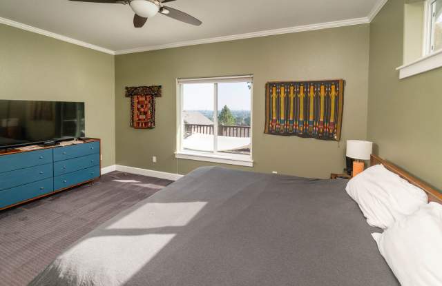 Incredible location for this 30-day minimum stay Redmond two-bedroom + high level office home. Located i Gallery 4