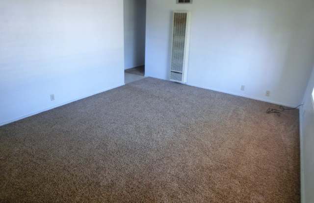 Upstairs Apartment Near the Center of Town Gallery 4