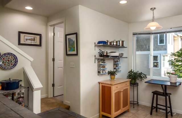 *2nd month of rent free!* Gorgeous Murrayhill Town Home in a community close to Shopping, Restaurants and Parks. - 8630 Southwest 147th Terrace, Beaverton, OR 97007