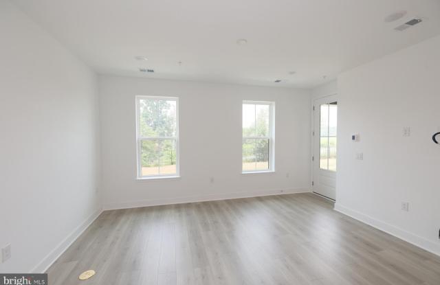 14956 DECO Circle Gallery 4