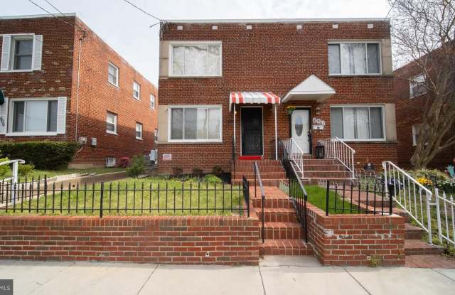 604 NICHOLSON Street NE photos photos