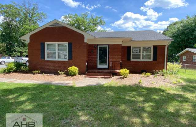 Amazing Brick 3 bedroom 2 bathroom rental home in West Burlington, NC - 1804 West Front Street, Burlington, NC 27215
