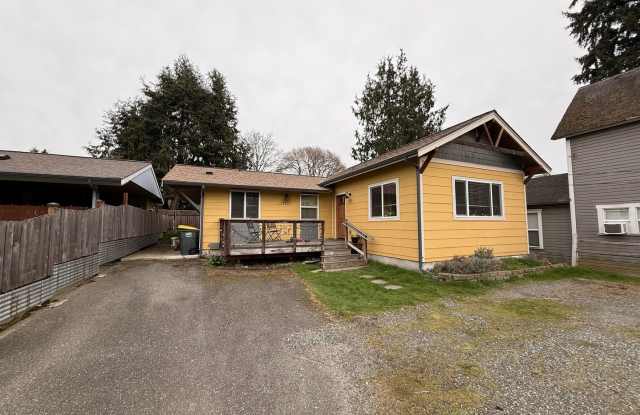 3bdrm/2 bath house with a yard, laundry, and parking in Happy Valley! photos photos