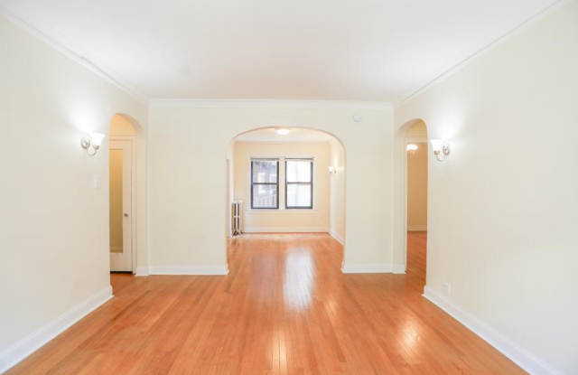 2408 W Lunt Gallery 2
