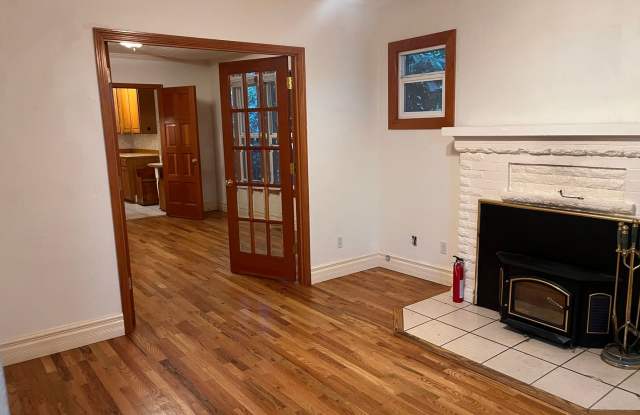 Cozy 2 Bedroom Home Nestled Between Greenlake and the Woodland Park Zoo - 1612 North 50th Street, Seattle, WA 98103