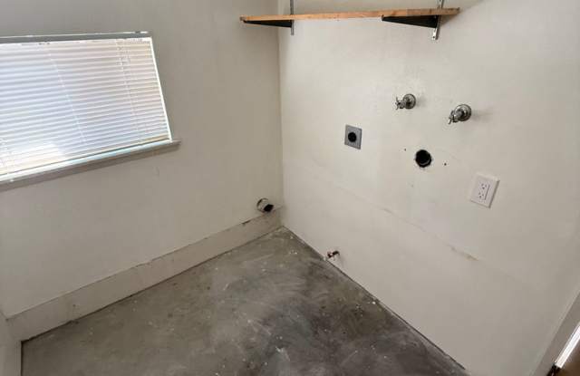 Broad, 880-888 Gallery 4