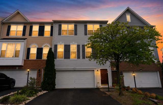 Spacious 4BR Townhome in Woodbridge Gallery 1