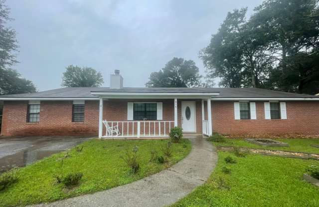 Lovely Home Located in Valdosta with Outdoor Kitchen! - 914 Northside Drive, Valdosta, GA 31602