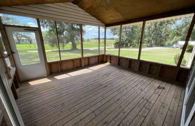 Large 3/2 Double-wide Mobile Home in Marianna w/ Screened Porch Gallery 3