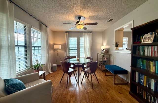4/3 Home in Clarksville! Incredible location! Available for mid-July! Gallery 1