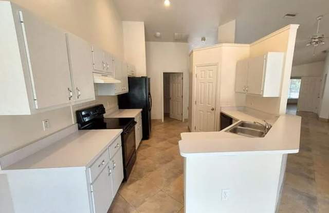 Spacious 4/2/2 Home on 4.3 Acres – Perimeter Fenced & Move-In Ready Gallery 3