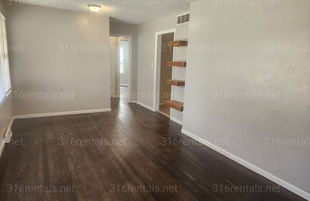 $1,195 - 3 bedroom/ 1 bathroom - Single Family Home photos photos